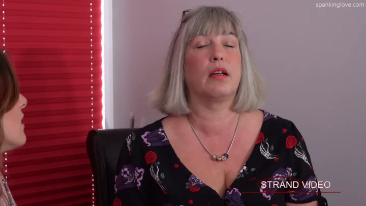 Screenshot 2 aus Her public shaming spr-2508 Spankingsarah Exclusive