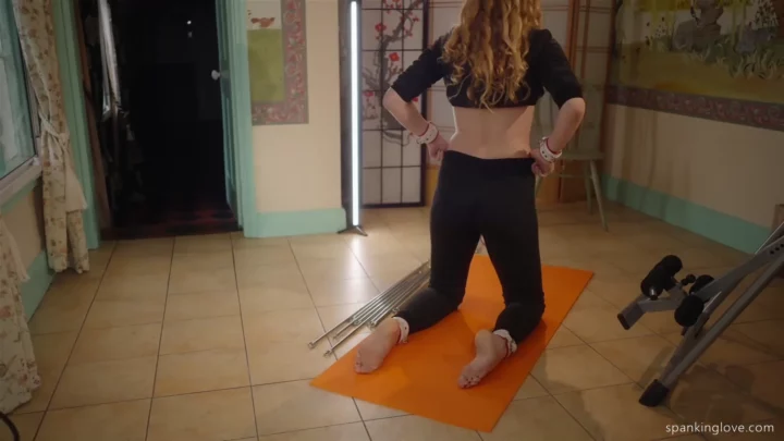 Screenshot 3 aus Das Bondage-Workout der Influencerin – Exklusiv bei Restrainedelegance