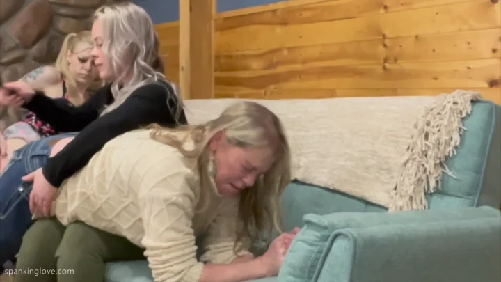 Screenshot 9 aus Kay Roses fehlgeleitete Klapse mit Stevie und Skylar Rose – Exklusiv bei I Heart Spankings