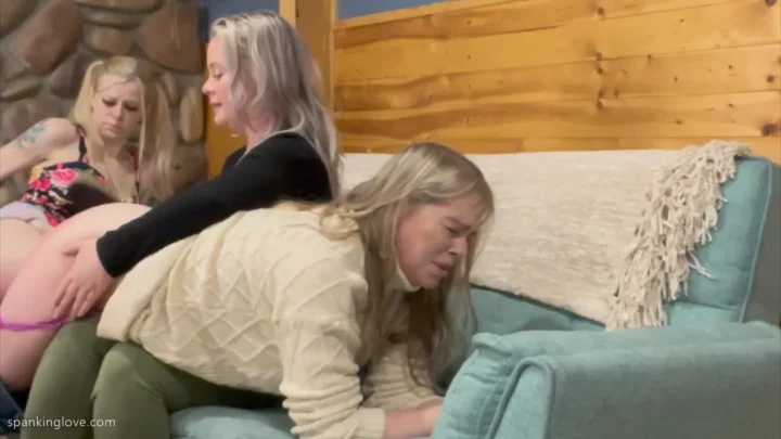 Screenshot 11 aus Kay Roses fehlgeleitete Klapse mit Stevie und Skylar Rose – Exklusiv bei I Heart Spankings
