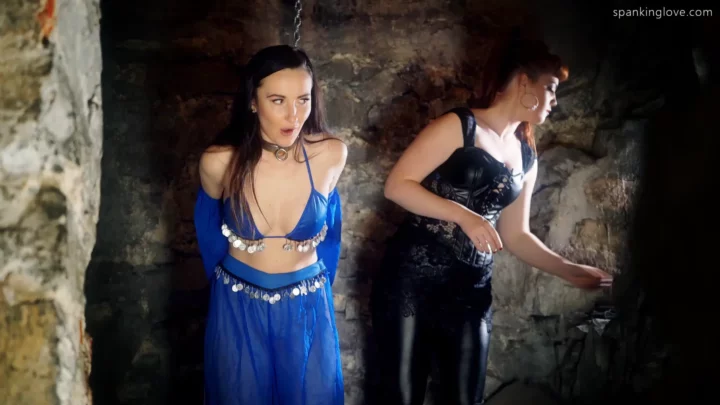 Screenshot 6 aus Sophia Smith und Zoe Page: „Den Chef dominieren – Teil 3“ – Exklusiv bei Restrainedelegance