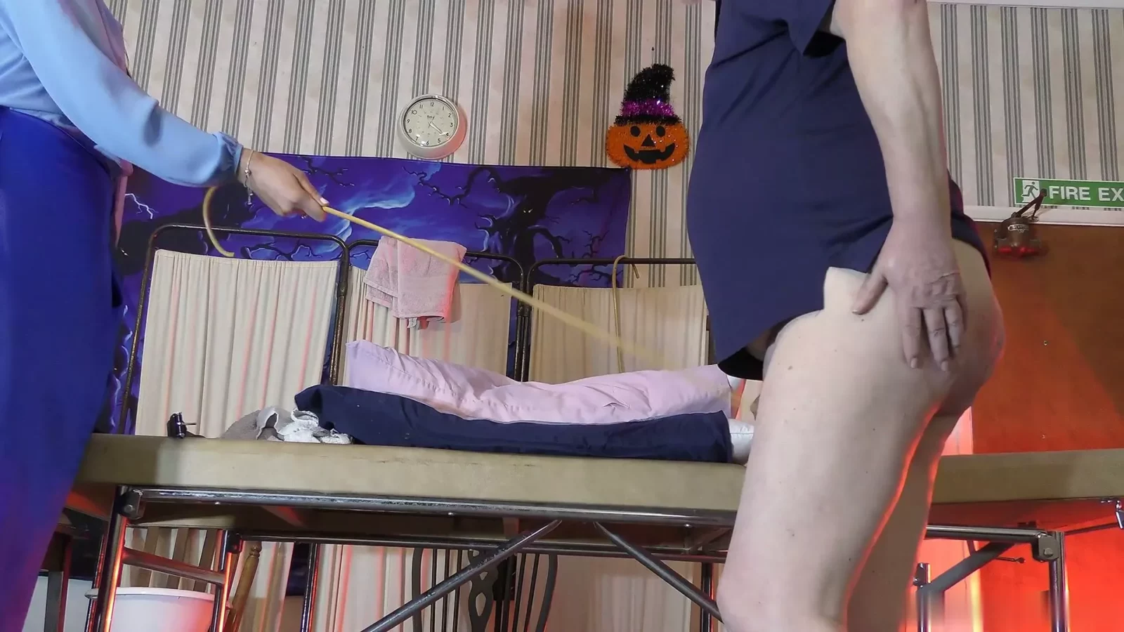Play video: Gestraft voor het Stelen van Slipjes: Volledige Spanking Film + Bonusmateriaal