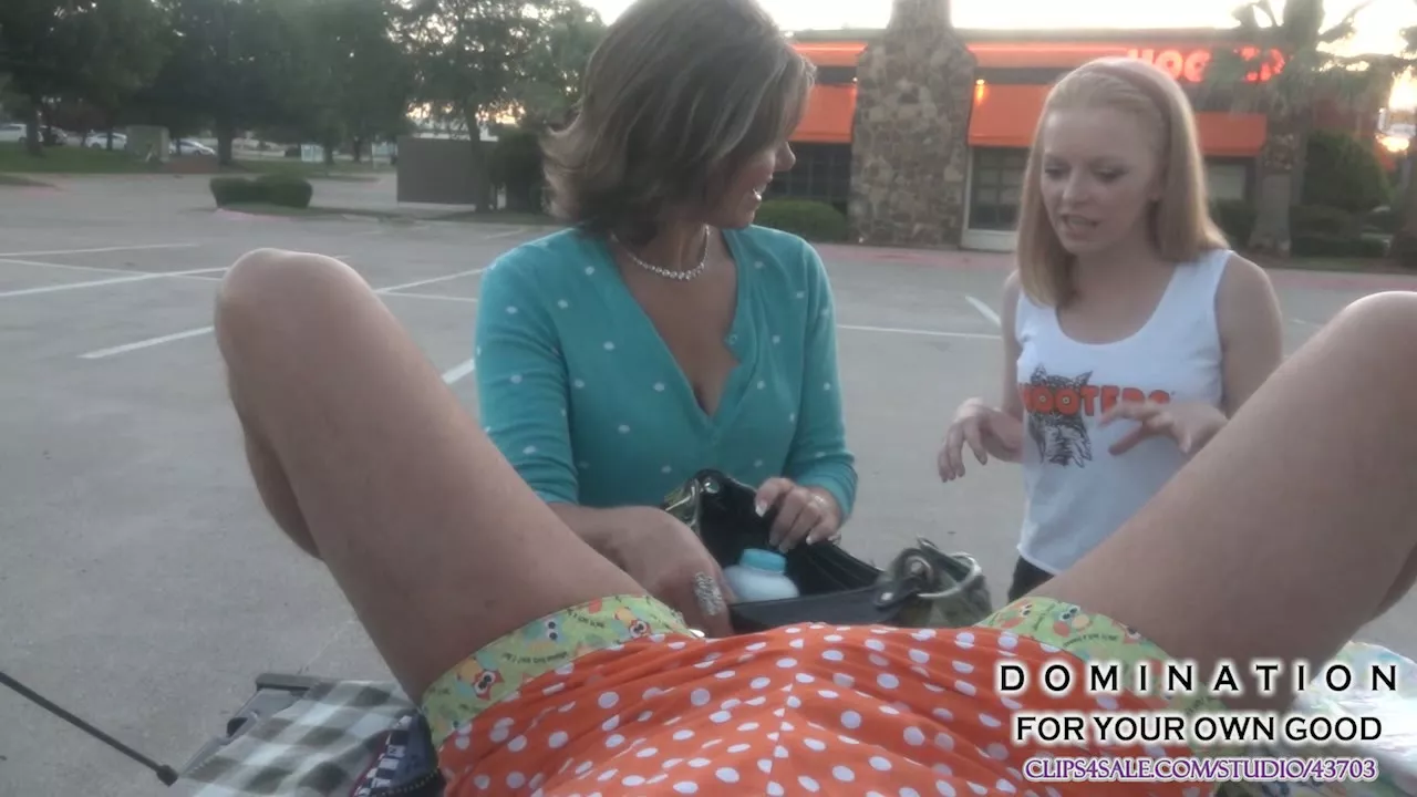 Screenshot 3 from Gediaperd en Vernederd bij Hooters - Deel 2 | Spankedanddiapered