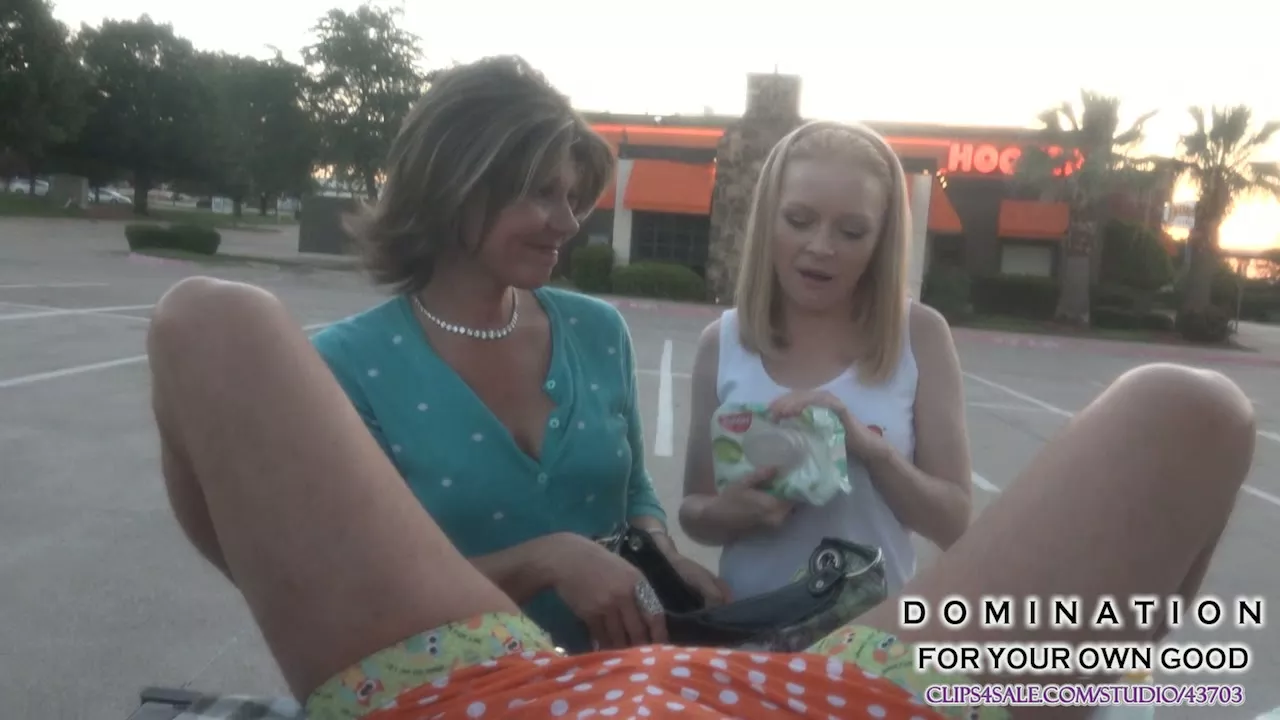 Screenshot 4 from Gediaperd en Vernederd bij Hooters - Deel 2 | Spankedanddiapered
