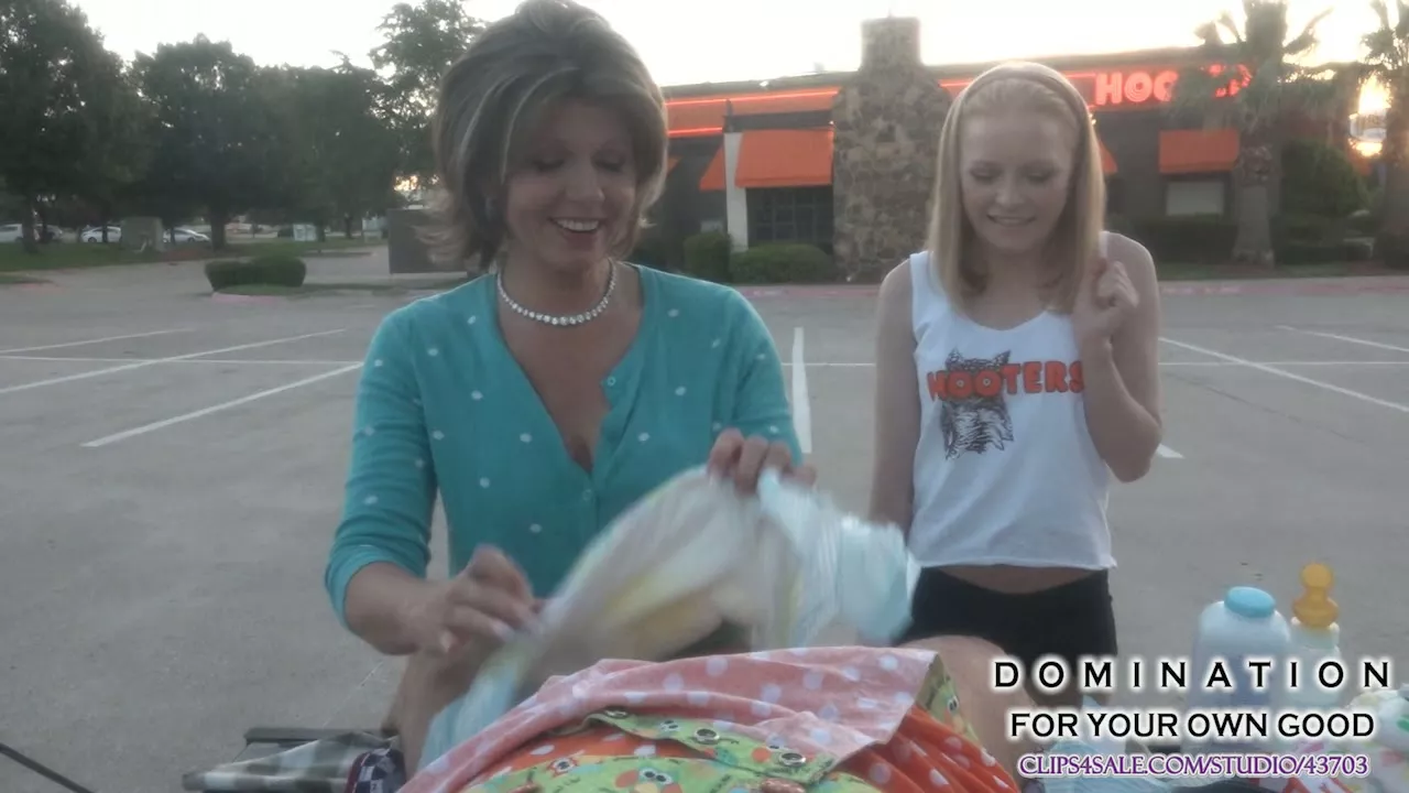 Screenshot 5 from Gediaperd en Vernederd bij Hooters - Deel 2 | Spankedanddiapered