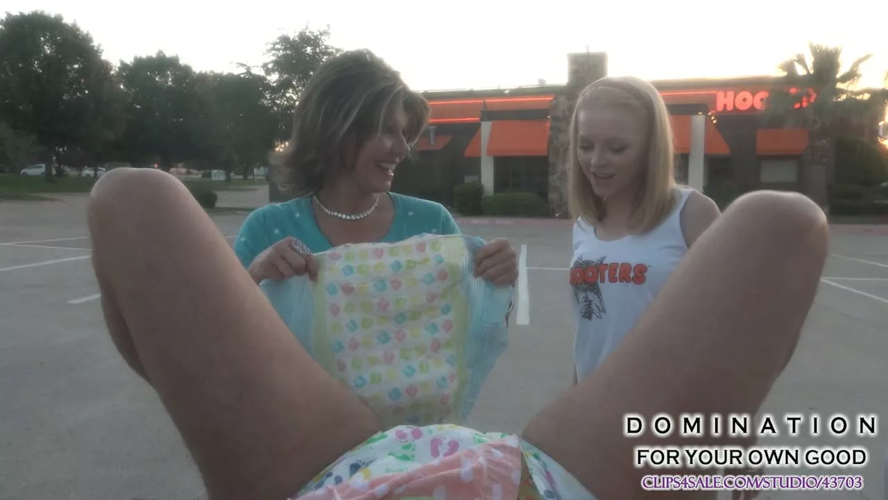 Screenshot 7 from Gediaperd en Vernederd bij Hooters - Deel 2 | Spankedanddiapered