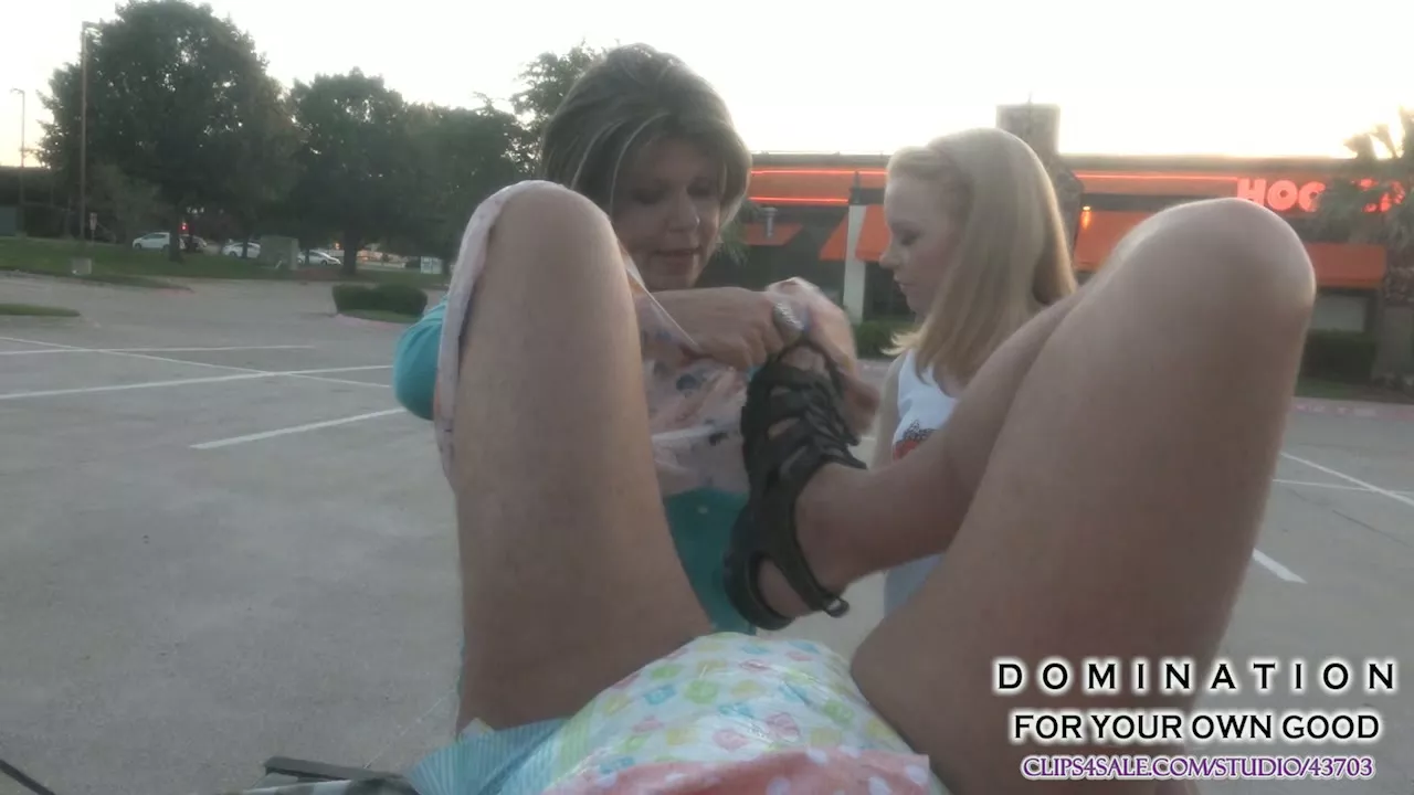 Screenshot 8 from Gediaperd en Vernederd bij Hooters - Deel 2 | Spankedanddiapered