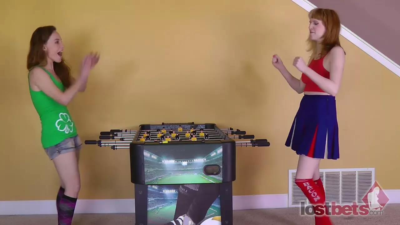 Screenshot 1 from Ana Molly vs April - Şeritli Masafutbolu - Kaybedilen Bahisler Prodüksiyon