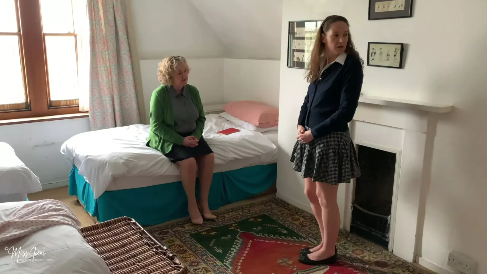 Screenshot 1 from Tembel Sekreter Sıkı Öğretmen Tarafından Dizüstünde Şaplaklandı | Miss Iceni ile Evde