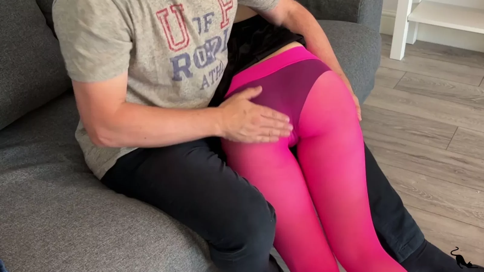 Screenshot 2 from Prioriteiten Deel 1: Kinia Over De Knie Met Roze Maillot - Kitty Producties