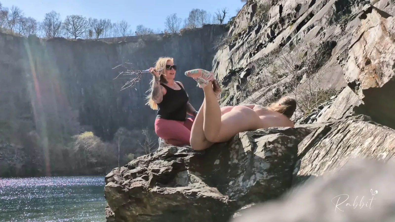 Screenshot 2 from Konijns Eerste Berkstraffing: Ava Von Medisins Overheersing in de Buitenlucht