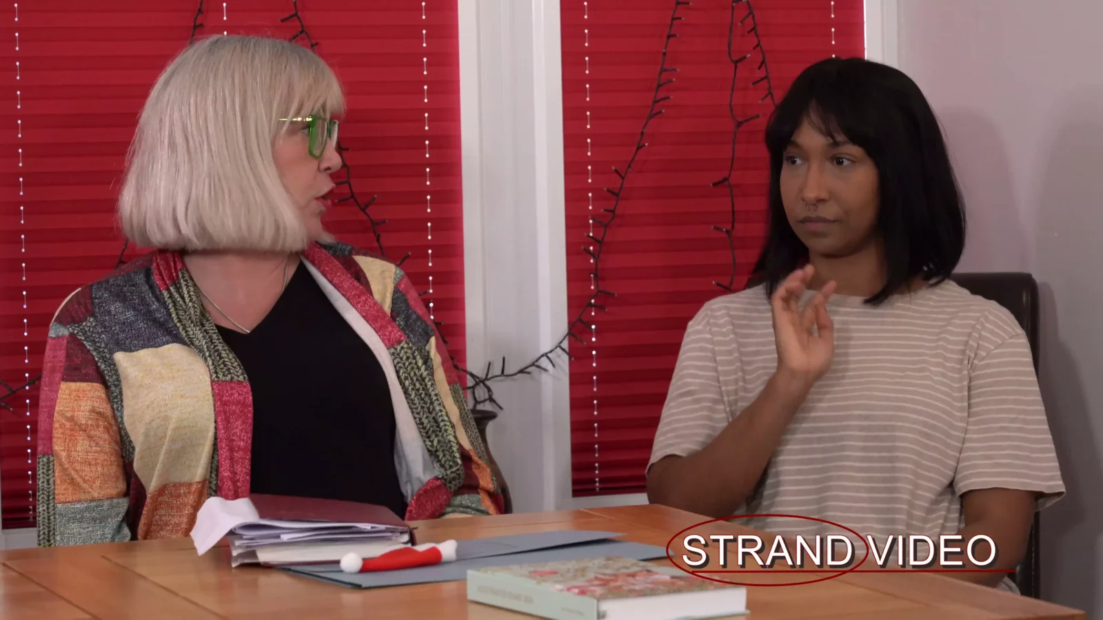 Screenshot 1 aus Ungezogener Schüler wird von Weihnachts-Stiefmutter verhauen | Spankingsarah