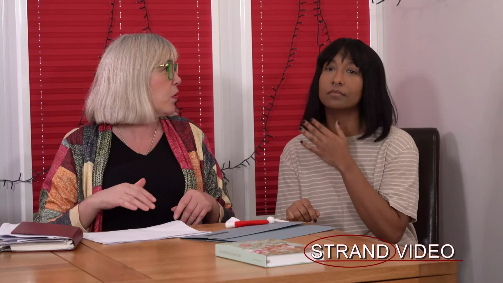 Screenshot 3 aus Ungezogener Schüler wird von Weihnachts-Stiefmutter verhauen | Spankingsarah
