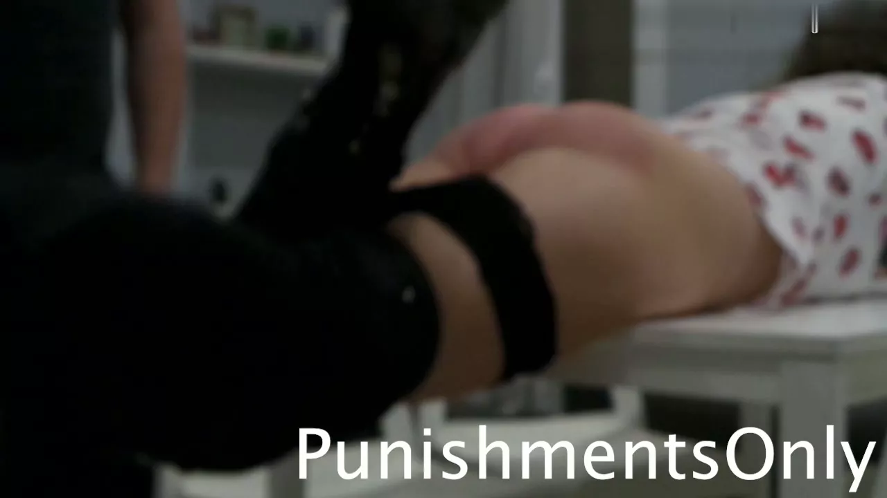 Screenshot 2 aus Anas freche Haltung verdient sich eine Tracht Prügel in Spanien - Nur Strafen