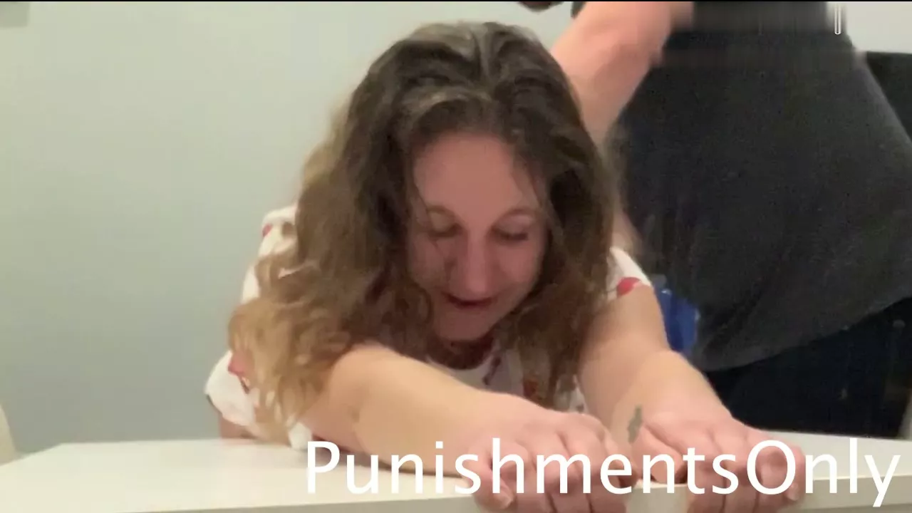 Screenshot 5 aus Anas freche Haltung verdient sich eine Tracht Prügel in Spanien - Nur Strafen