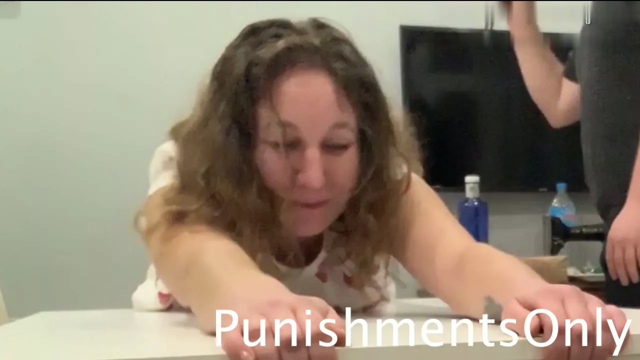 Screenshot 7 aus Anas freche Haltung verdient sich eine Tracht Prügel in Spanien - Nur Strafen