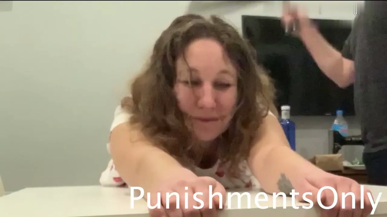 Screenshot 8 aus Anas freche Haltung verdient sich eine Tracht Prügel in Spanien - Nur Strafen