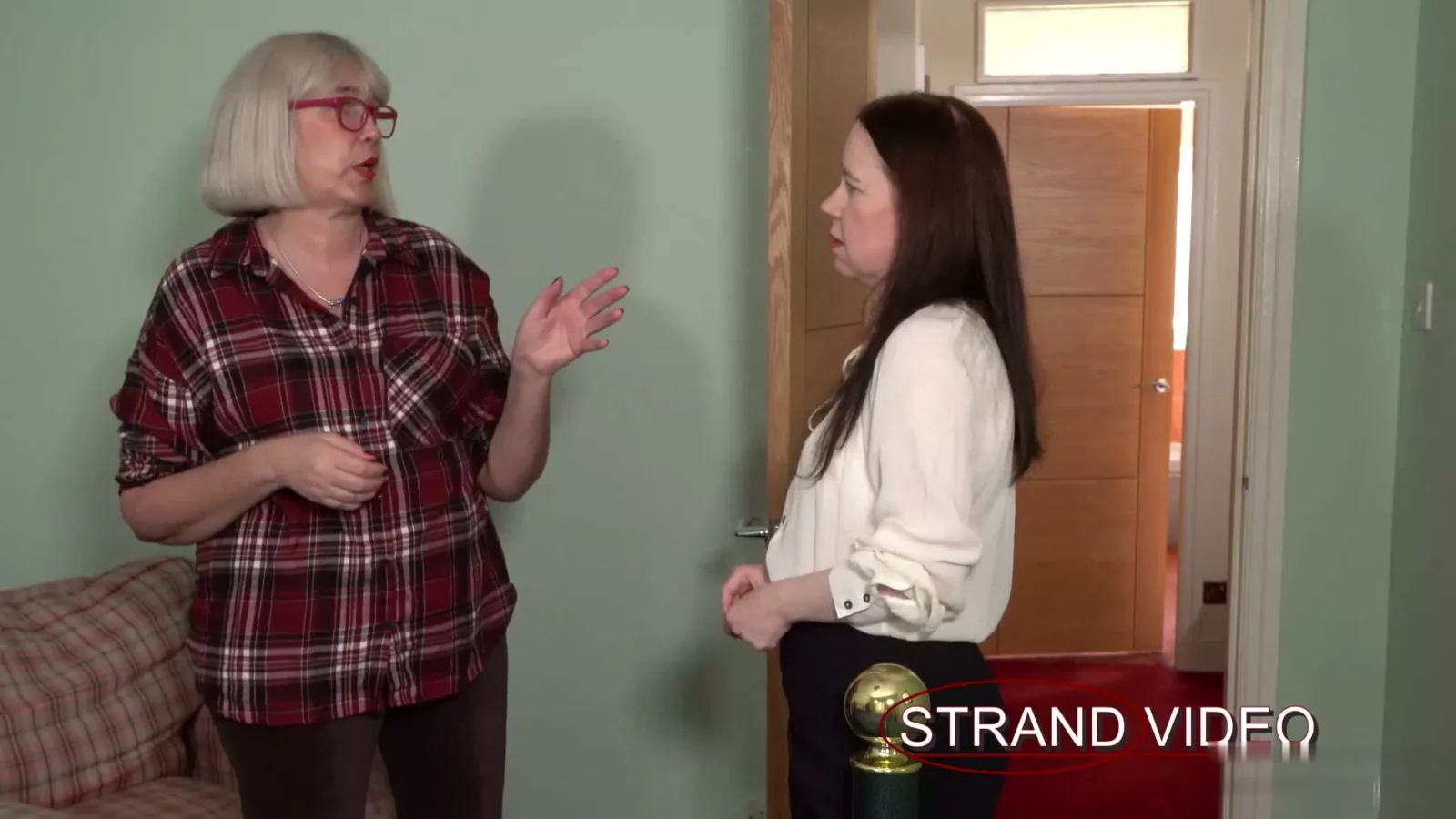 Screenshot 2 from Kali Redmond Huurt een Kamer voor een Pak op de Billen - Spankingsarah