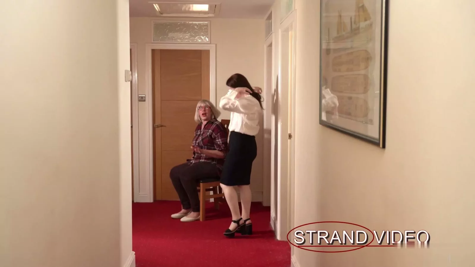 Screenshot 3 from Kali Redmond Huurt een Kamer voor een Pak op de Billen - Spankingsarah