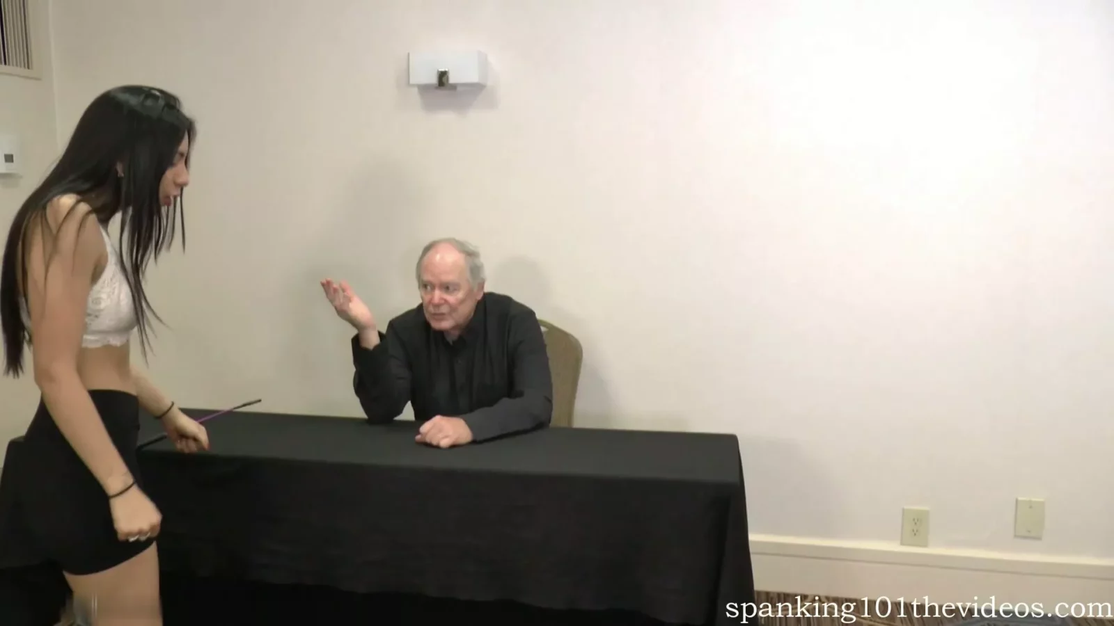 來自 艾拉娜漫长的一天第八部:叛逆艾拉娜被校长剥衣打屁股 的截圖 1