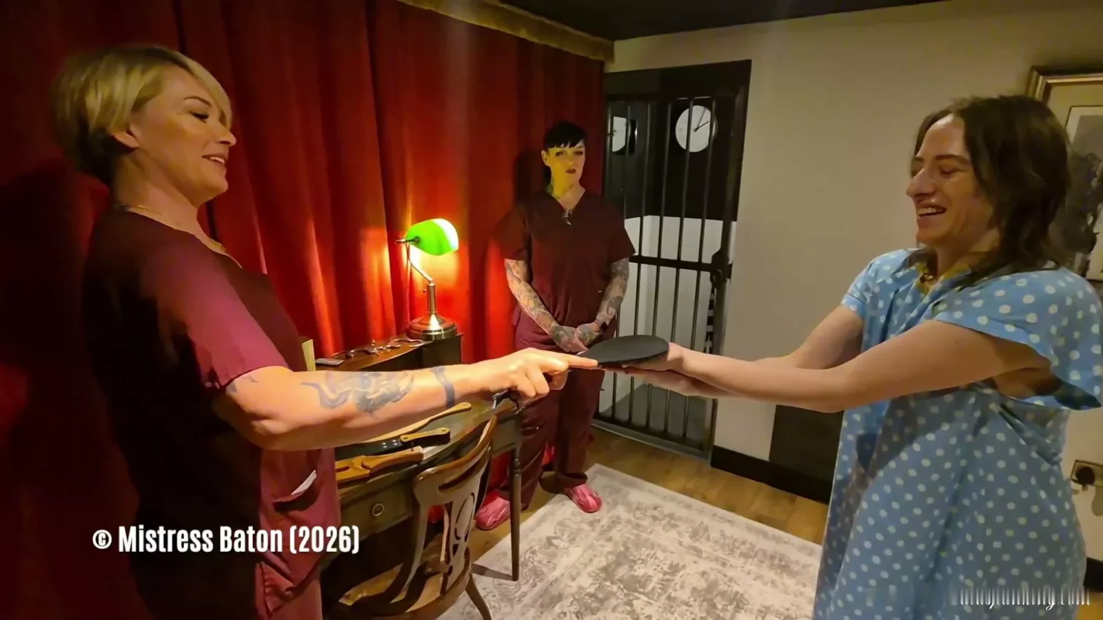 來自 巴頓夫人的另類療法診所:打屁股與皮鞭療法 的截圖 7