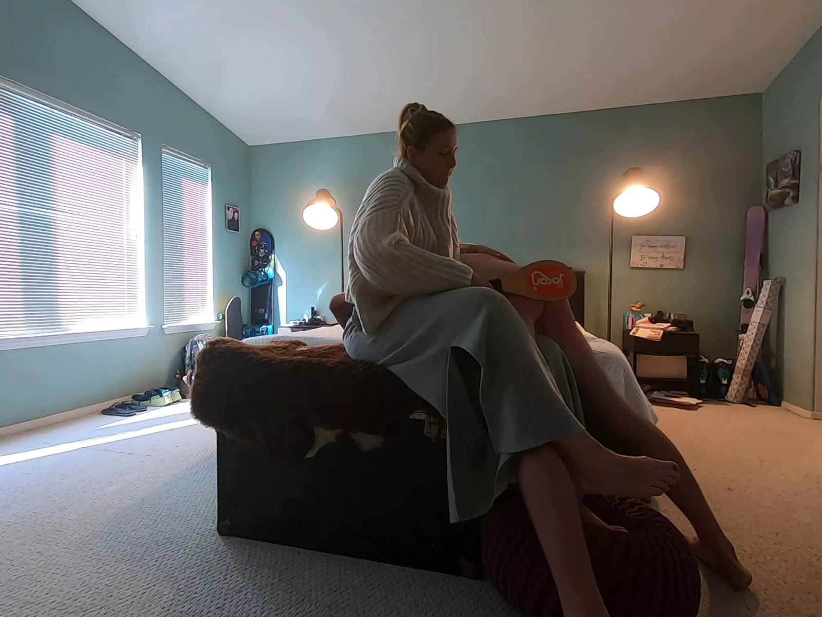 來自 毛衣女王在CFNM打屁股場景中責罰順從丈夫 的截圖 2