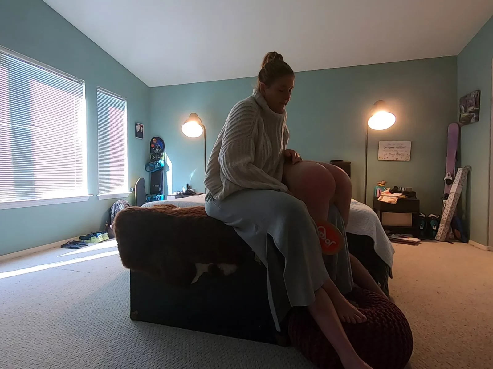 來自 毛衣女王在CFNM打屁股場景中責罰順從丈夫 的截圖 4