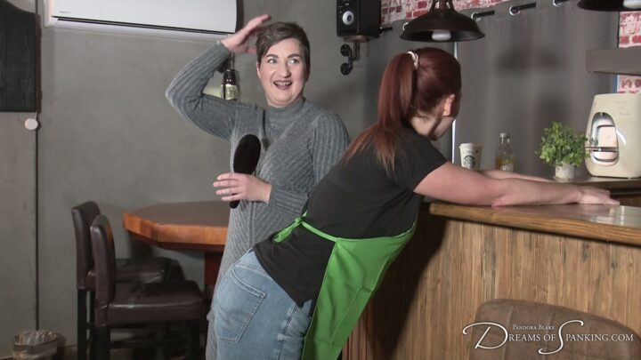 Screenshot 2 from Bratty Barista Spanking: Bak kulissene med Laura Lux & Pandora Blake