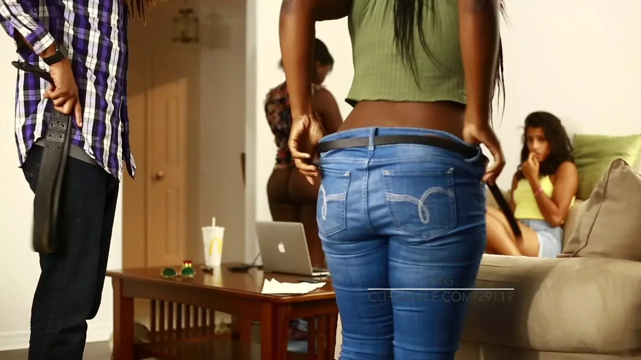 Captura de pantalla 4 de Atrapadas Viendo Porno: Castigo de Nalgadas en Grupo para Cleo y Sha