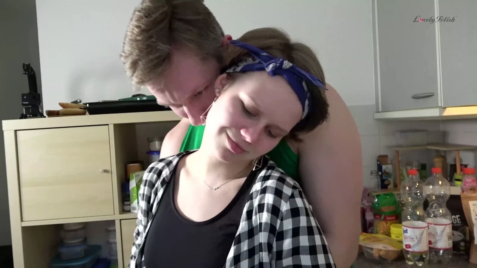 Captura de pantalla 1 de Stefanie Krusch Azotada por Aron - Sorpresa en la Cocina
