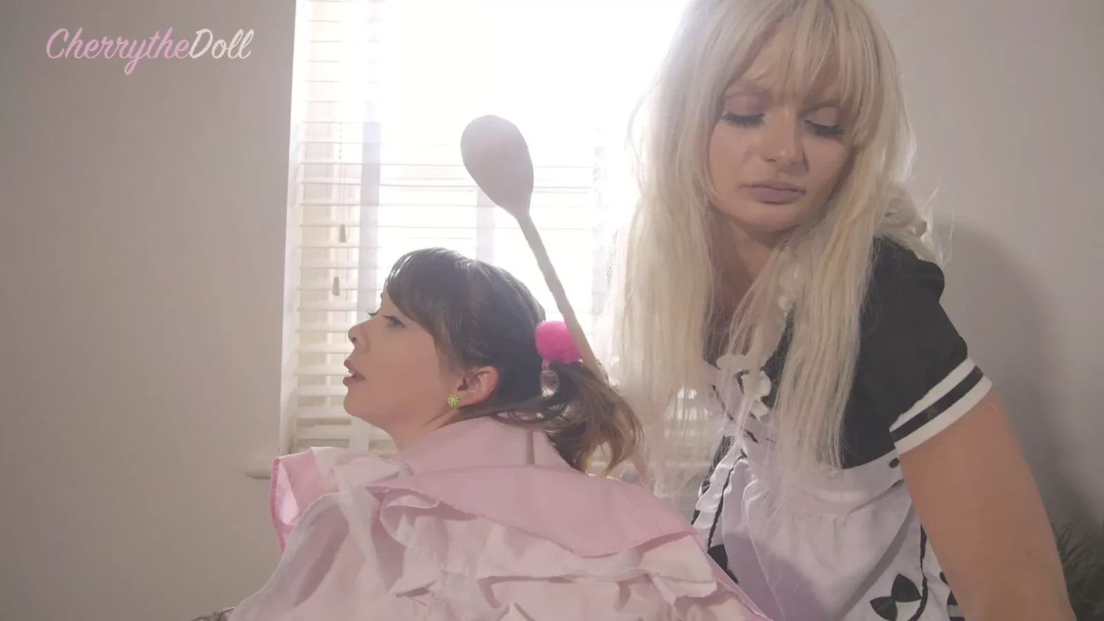 Screenshot 3 from Yaramaz Cosplay Hizmetçisi Kiraz Lexi Doll Tarafından Şaplaklanıyor
