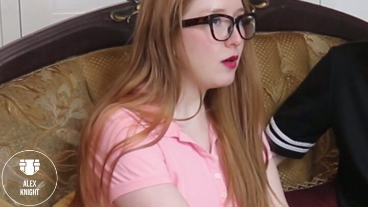 Screenshot 1 da Papà Alex Sculaccia la Figlia Monella Epiphany OTK - Punizione con Pannolino