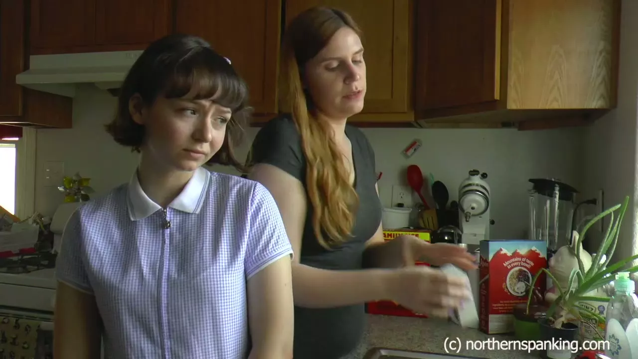 Captura de pantalla 5 de Ella la Alumna Traviesa Azotada y Enjabonada de Boca por su Madrastra - Northernspanking