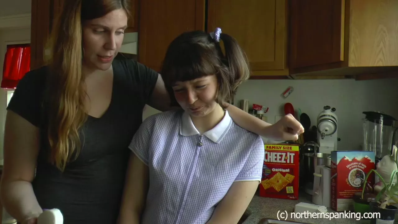 Captura de pantalla 6 de Ella la Alumna Traviesa Azotada y Enjabonada de Boca por su Madrastra - Northernspanking