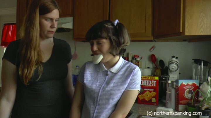 Screenshot 8 aus Unartige Schülerin Ella von Stiefmutter verhauen und mit Seife bestraft - Northernspanking