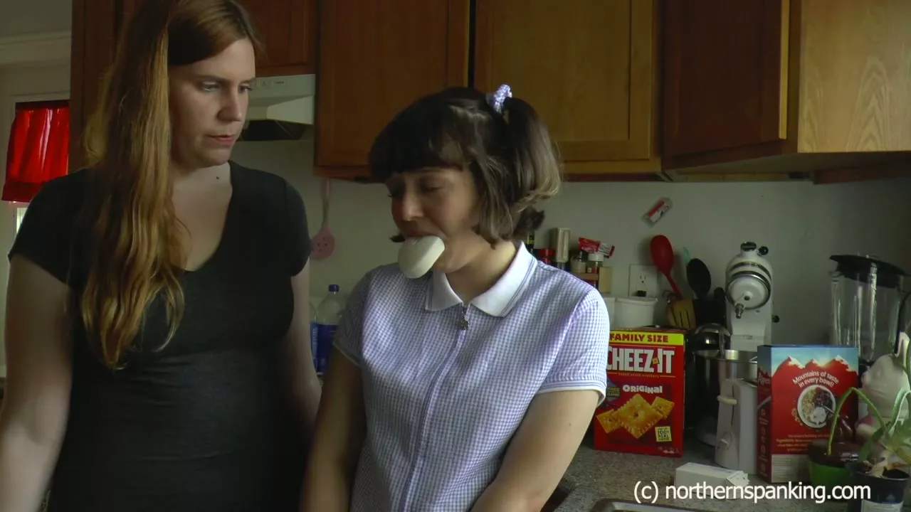 Captura de pantalla 8 de Ella la Alumna Traviesa Azotada y Enjabonada de Boca por su Madrastra - Northernspanking
