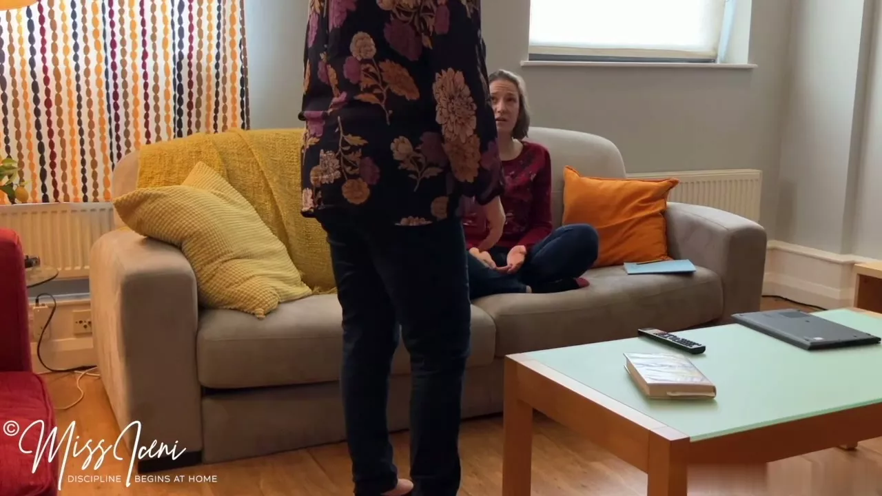 Captura de pantalla 3 de El Vestido de Felicity: La Madrastra Desaprueba - Matilda Caesar Recibe Nalgadas de la Señorita Iceni