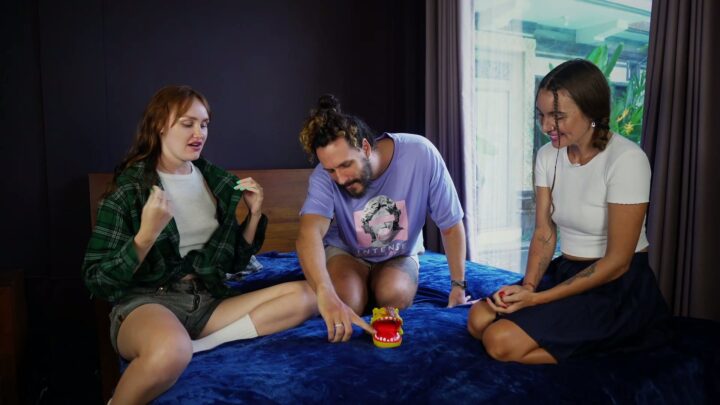 Skjermbilde 2 fra Kinky Strip-spill fører til sexy smekkeleker med Jina & Milena