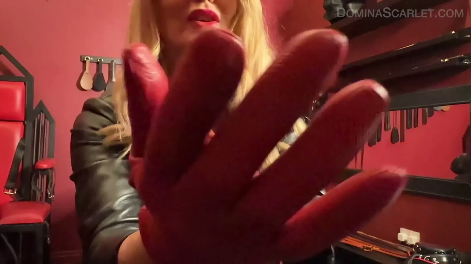 Captura de pantalla 2 de Dominando el Agujero del Esclavo con Guantes de Cuero Rojo