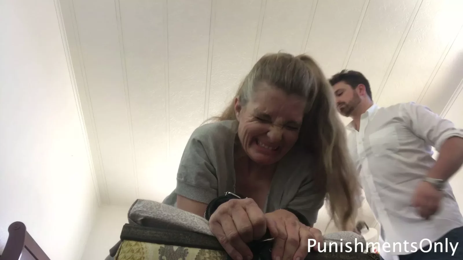 Screenshot 6 from Loren's Rookgewoonte Correctie - Juffrouw Anna Alleen Gekastijd met Strafmaatregelen