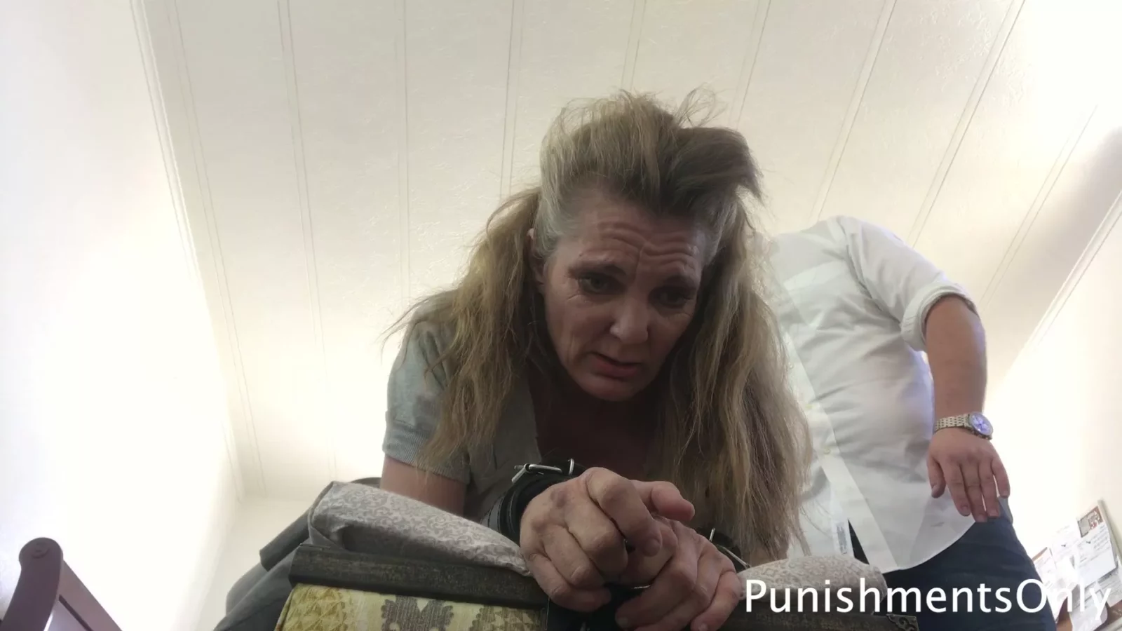 Screenshot 7 from Loren's Rookgewoonte Correctie - Juffrouw Anna Alleen Gekastijd met Strafmaatregelen