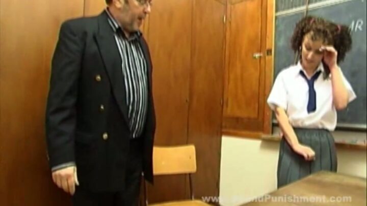 Screenshot 2 from העונש הגרפיטי של ג'יליאן - תלמידה שובבה מקבלת סטירה מר סטרן