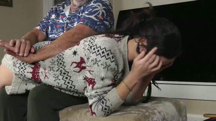 Screenshot 1 from 달라스가 하일리의 염탐 행동에 분노해 엉덩이를 때려 눈물짓게 한 실화