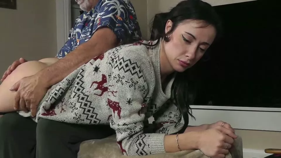 Screenshot 2 from Dallas'ın Casusluk Yaptığı İçin Hailey'yi Gözyaşlarına Boğacak Kadar Şiddetle Dövdüğü - Gerçek Hikaye