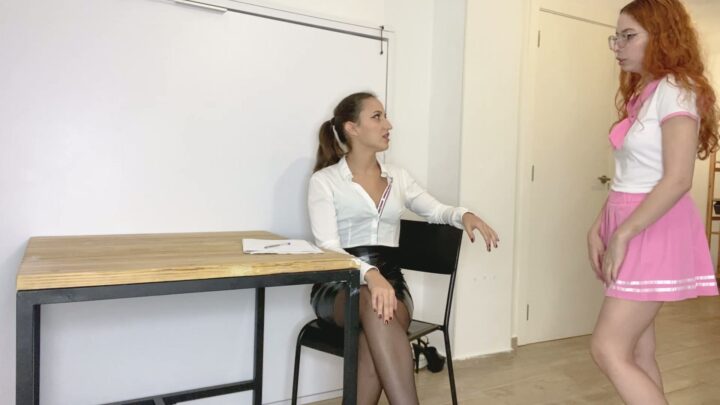 Screenshot 1 from Directrice Juffrouw Lith Geeft Cocky Slip-loze Student Een Pak Op De Billen