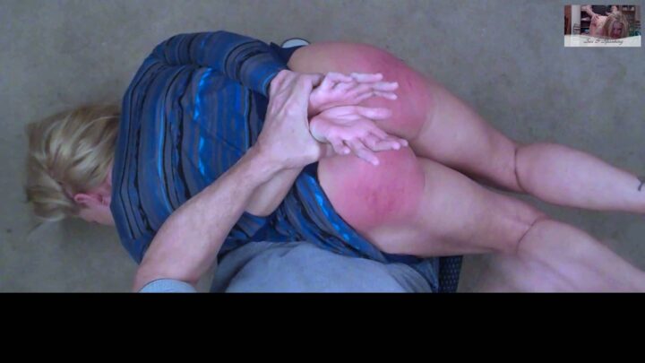 Screenshot 2 from L'Addestramento alla Sculacciata di Holly Inizia! POV 2 - Scuotila per Davvero