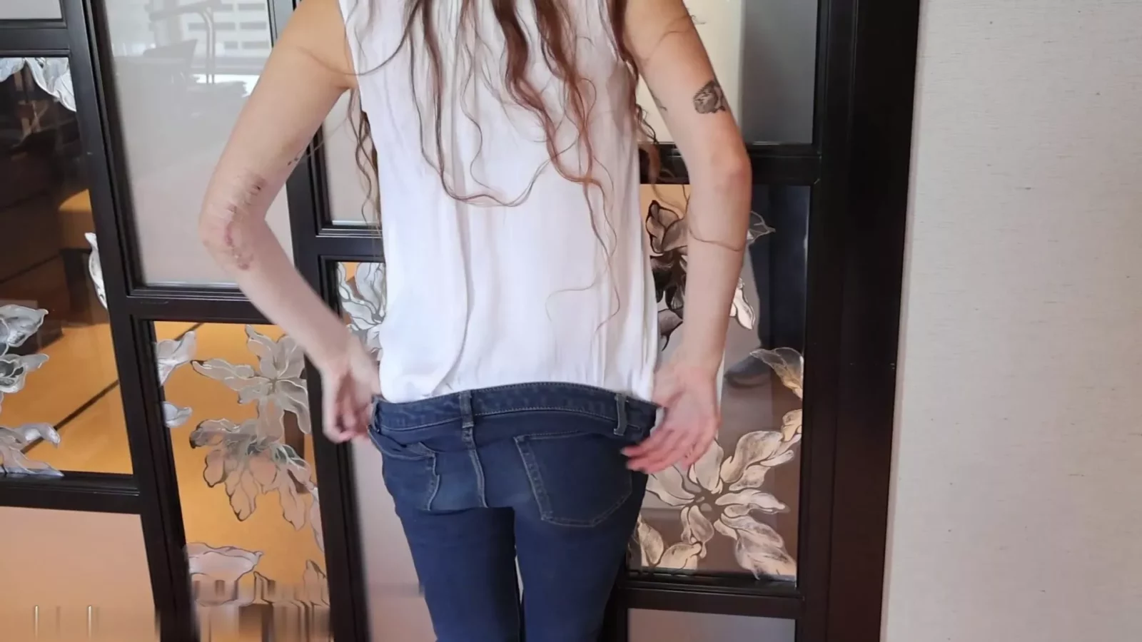 Screenshot 2 aus Ivy's trotzige nackte Po-Ordnung - Konsequenzen des Spankings