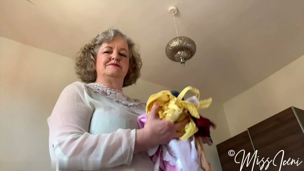 Captura de pantalla 5 de El Castigo Humillante del Olfateador de Bragas por 3 Mujeres - En Casa con la Señorita Iceni