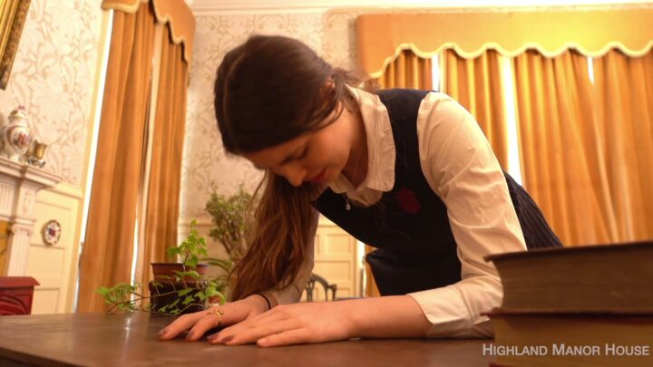 Screenshot 7 von Faule Schulmädchen Bella wird von Herrin Scarlet verhauen - Highland Manor