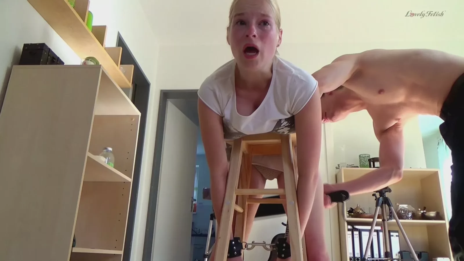 來自 Lili’s Tearful Paddling – Hard Discipline at Lovely Fetish 的截圖 2